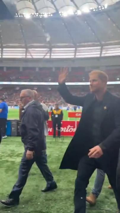 Solo Prince Harry makes surprise appearance in Vancouver