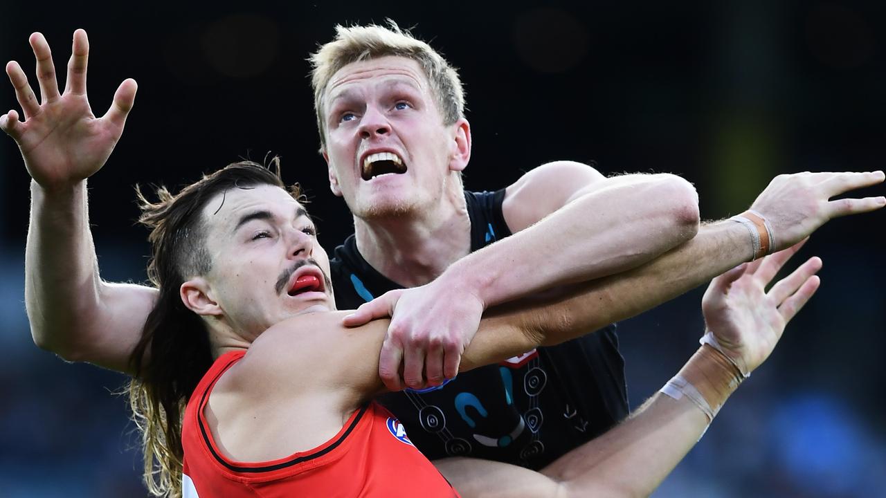 Essendon ruckman Sam Draper wrestles with Sam Hayes. Picture: Mark Brake/Getty Images