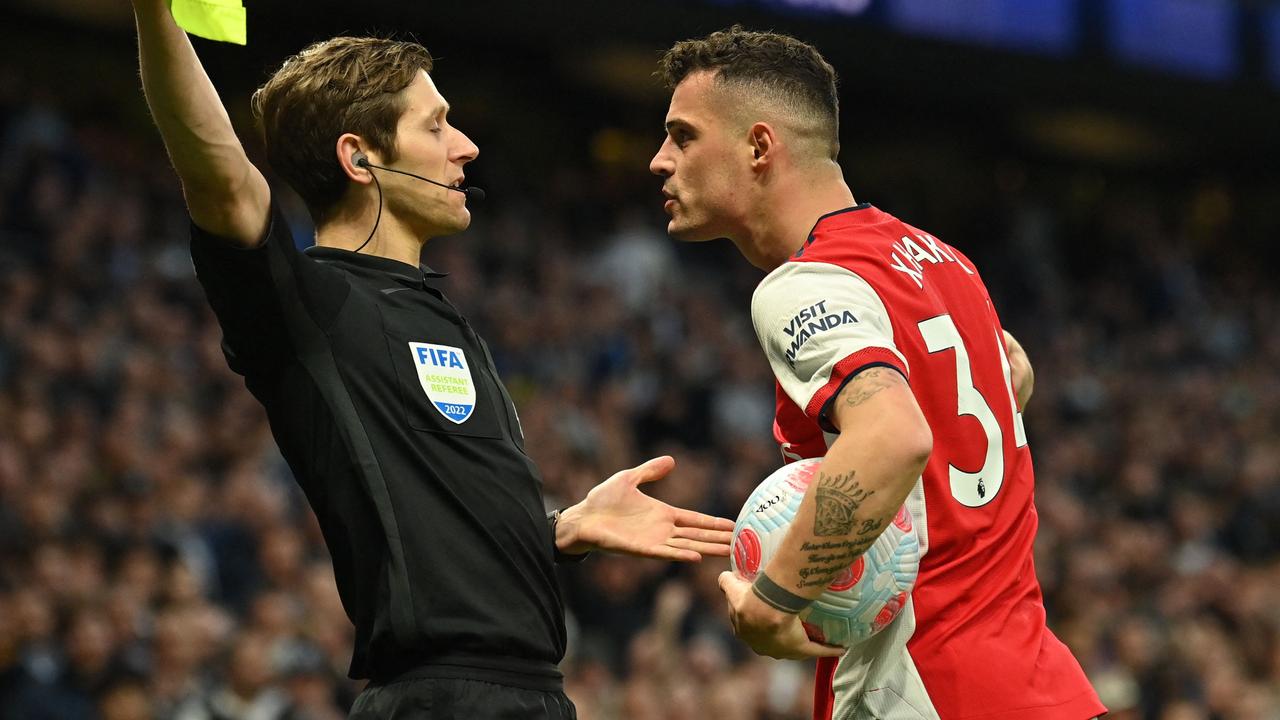 Granit Xhaka vents his frustrations to the assistant referee. (Photo by Glyn KIRK / AFP)