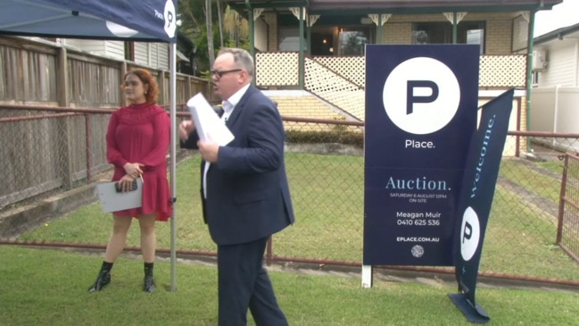 Replay: Brisbane house auction - 67 Beelarong St, Morningside