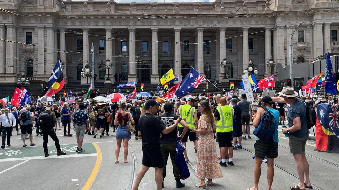 The protesters chanted “sack Dan Andrews”. NCA NewsWire/Ian Currie,