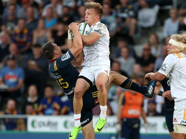 DUNEDIN, NEW ZEALAND - FEBRUARY 24: Ben Smith (L) of the Highlanders and Damian McKenzie of the Chiefs compete for high ball during the round one Super Rugby match between the Highlanders and the Chiefs at Rugby Park Stadium on February 24, 2017 in Dunedin, New Zealand. (Photo by Dianne Manson/Getty Images)