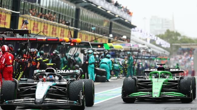 Andrea Kimi Antonelli muscles in front of Nico Hulkenberg. Photo by Clive Rose/Getty Images.