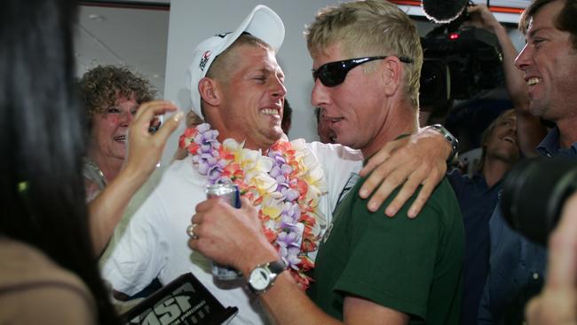 Mick Fanning hugs his brother Edward in 2007.