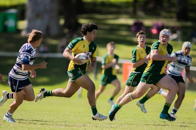 Harry Solofa breaks away down field. Picture: Holly Hope.