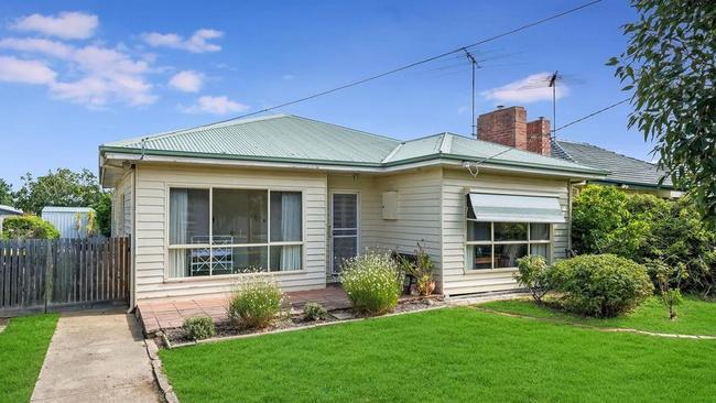 29 Laura Ave, Belmont sold for $586,000.