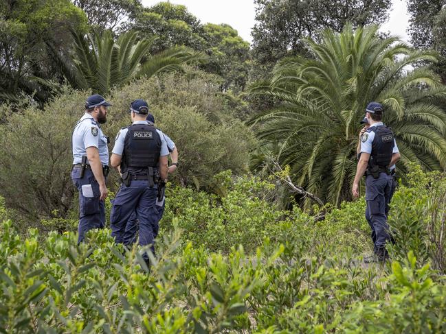 SYDNEY, AUSTRALIA - NewsWirePhotos - Monday, 9 December 2024:Police pictured on Foreshore Rd at Botany. A major police investigation is underway after a body was found dumped and wrapped in plastic in bushland near Sydney Airport.Picture: NewsWire/ Monique Harmer