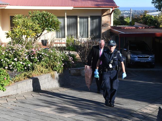 Suspected attempted murder suicide. Detectives and Major Crime attend a house at 9 Kinedana Street, Eden Hills where a man and young child were rushed to hospital in critical condition. Picture: Tricia Watkinson