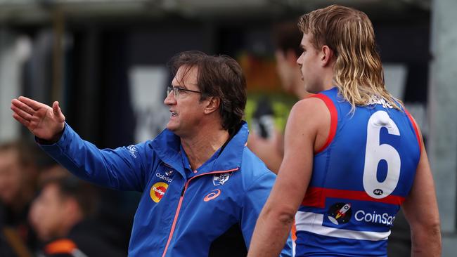 Luke Beveridge talks with Bailey Smith during a game in 2023. Picture: Michael Klein