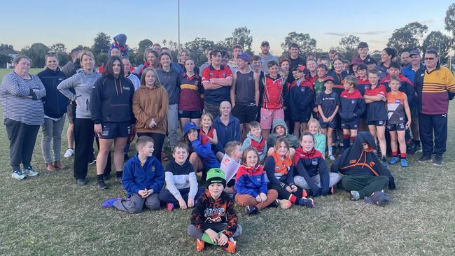 Shane Mumford with junior Aussie Rules players in Dubbo. Picture: Aymon Bertah.