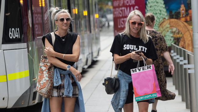 MELBOURNE AUSTRALIA - Newswire Photos NOVEMBER 25TH 2023 : Busy crowds shopping in Melbourne as Black Friday sales continue. PICTURE : NCA Newswire / Nicki Connolly