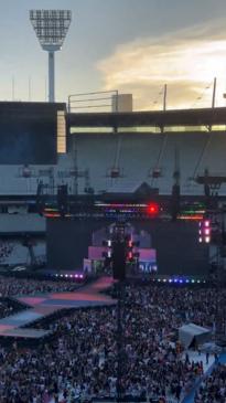 Melbourne crowd enthusiastically joins Taylor Swift in a sing-along