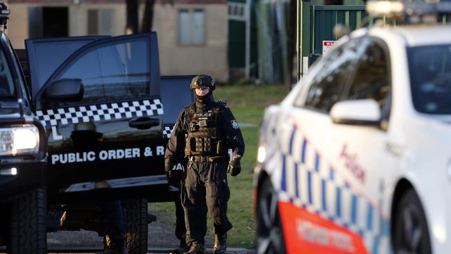 Police raid the Gypsy Jokers club house on the Horsley Drive.