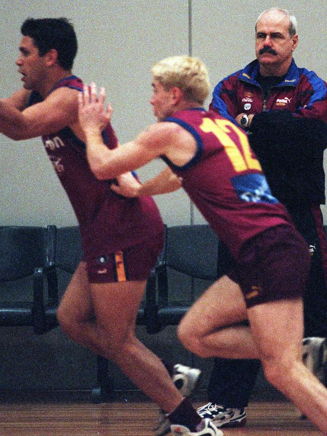 Matthews watching Chris Johnson and Jason Akermanis train in 1999.