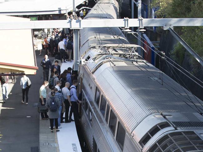 Commuters pack onto a train at Epping train station. Pic: Chris Pavlich/AAP Image