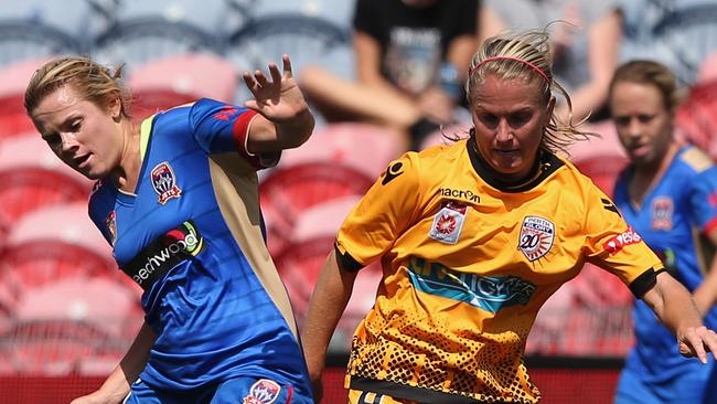 Alyssa Mautz of the Glory contests the ball against Cassidy Davis of the Jets during Newcastle’s win.