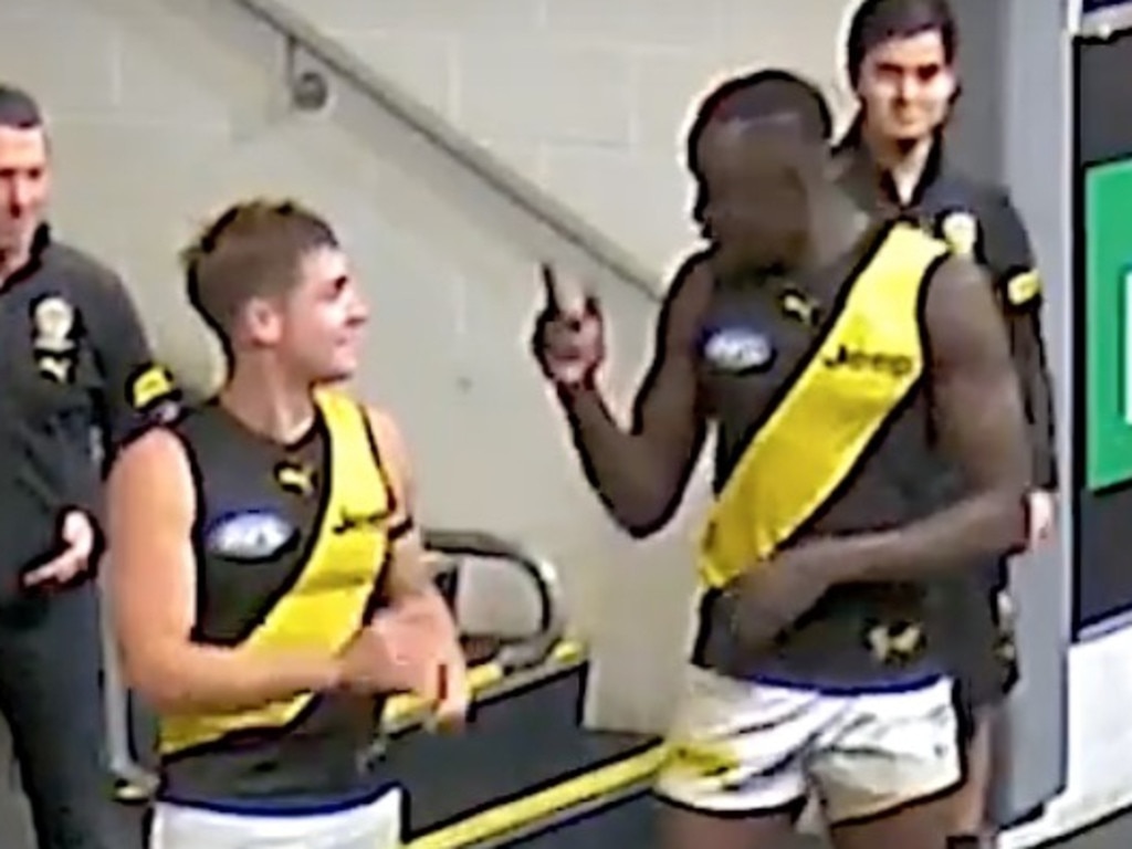 Chol appears to tell Short off.