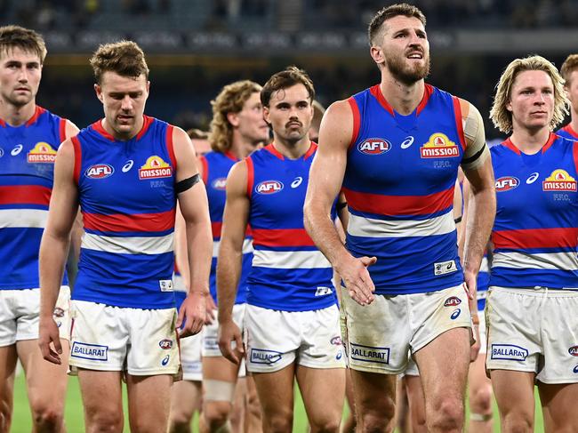 MELBOURNE, AUSTRALIA - APRIL 09: Marcus Bontempelli and his Bulldogs team mates look dejected after losing the round four AFL match between the Richmond Tigers and the Western Bulldogs at Melbourne Cricket Ground on April 09, 2022 in Melbourne, Australia. (Photo by Quinn Rooney/Getty Images)