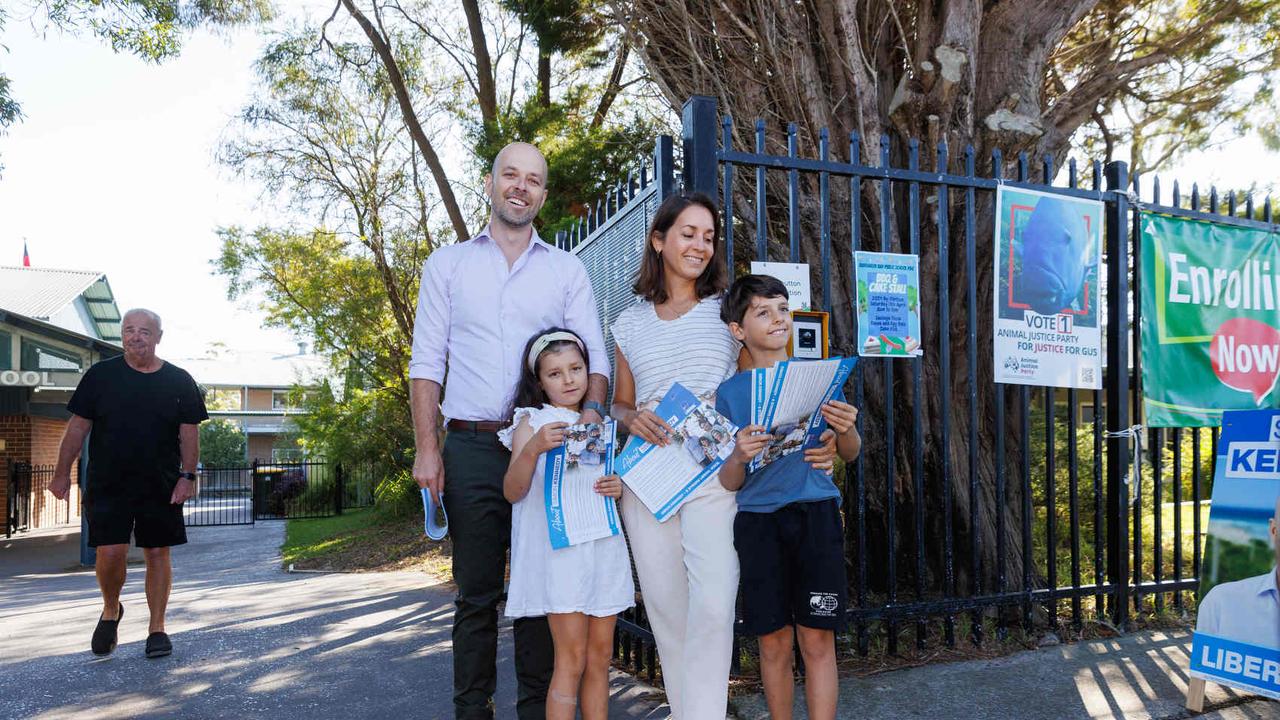 Simon Kennedy and wife Nila, son taj, 8 and daughter Kaia 6 arrive at Burraneer Bay school. Picture: NCA NewsWire / David Swift