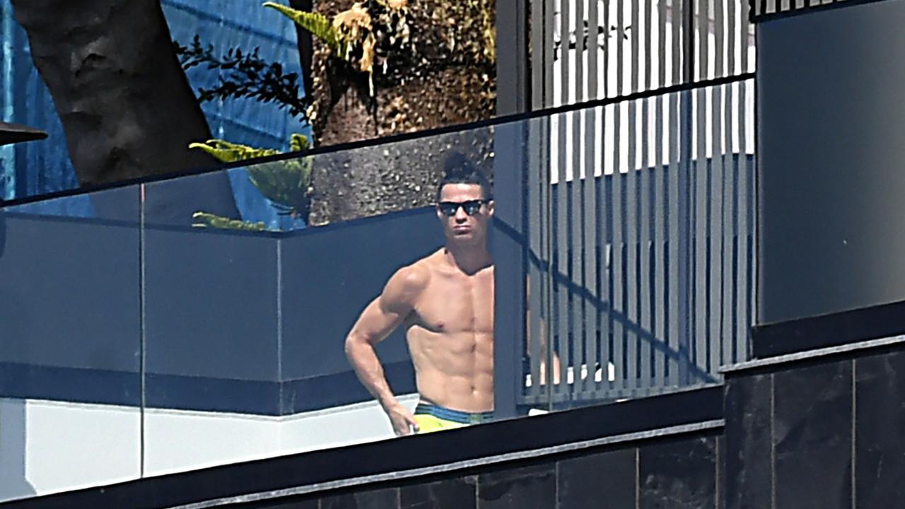 PHOTOS : Cristiano Ronaldo Shows Off His Toned Body In New