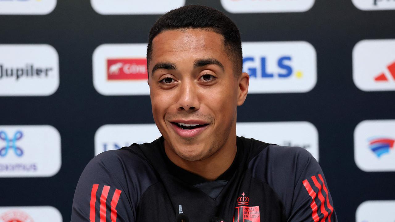 Tiền vệ người Bỉ Youri Tielemans đã đổi Leicester xuống hạng để lấy Villa.