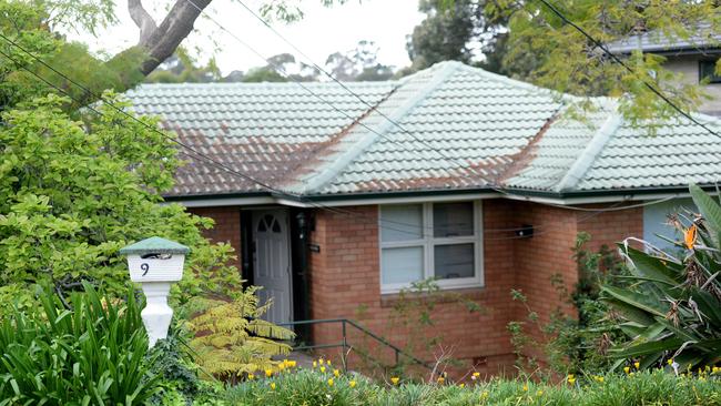 Cannabis raid in Farnell street , West Ryde. Photo Jeremy Piper