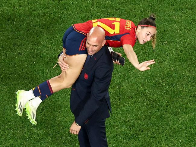 This picture taken on August 20, 2023 shows President of the Royal Spanish Football Federation Luis Rubiales carrying Spain's Athenea del Castillo Beivide on his shoulder as they celebrate winning the Australia and New Zealand 2023 Women's World Cup final football match between Spain and England at Stadium Australia in Sydney. (Photo by DAVID GRAY / AFP)