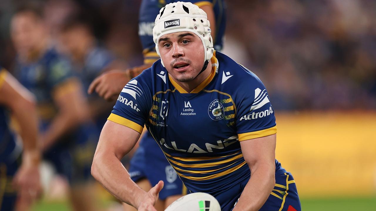 SYDNEY, AUSTRALIA - APRIL 03: Reed Mahoney of the Eels passes during the round four NRL match between the Parramatta Eels and the St George Illawarra Dragons at CommBank Stadium, on April 03, 2022, in Sydney, Australia. (Photo by Mark Kolbe/Getty Images)