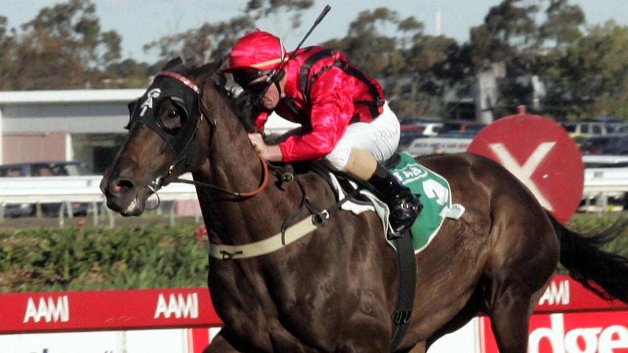 Horseracing - racehorse Desert War ridden by jockey Jim Byrne winning Hill Stakes Race Seven at Rosehill Gardens 17 Sep 2005. a/ct