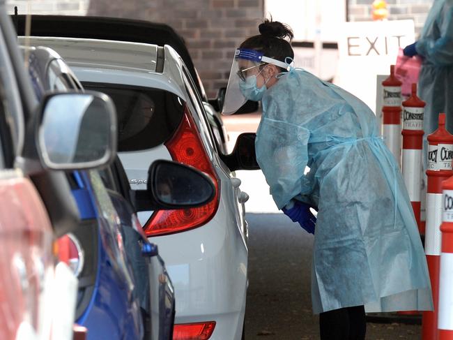 MELBOURNE, AUSTRALIA - NewsWire Photos FEBRUARY 09, 2021: DHHS staff attend a small but steady line of cars queuing for COVID testing at Darebin Arts Centre, Preston. Picture: NCA NewsWire / Andrew Henshaw