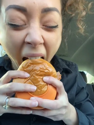 Keep your hands clean with this burger holder. Picture: TikTok/@samburgerrodriguez