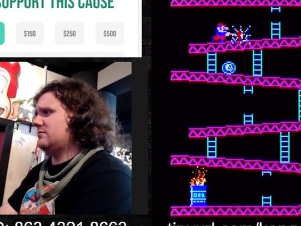 L'homme de Brisbane Aaron Raynor s'effondre de soulagement après avoir terminé un marathon de jeux vidéo caritatif, au cours duquel il a joué à Donkey Kong en 1981 pendant 24 heures d'affilée.