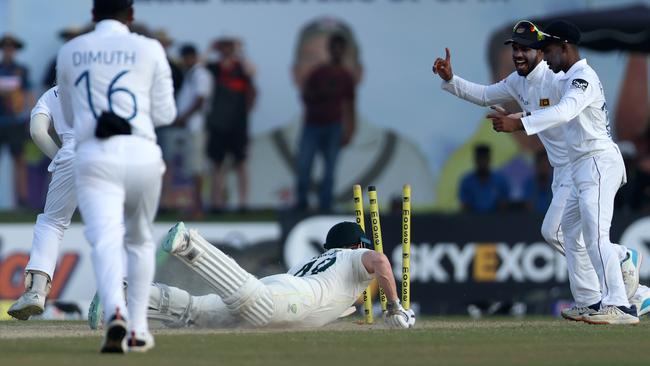 Steve Smith dives after being sent back by Usman Khawaja. Picture: Buddhika Weerasinghe/Getty