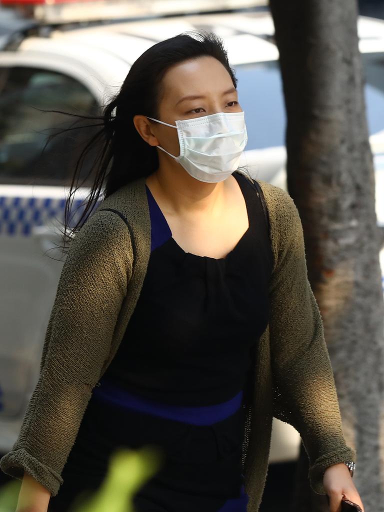 As smoke from bushfires engulfs Sydney, morning commuters are pictured wearing face masks as they make their way to work. Picture: MATRIX