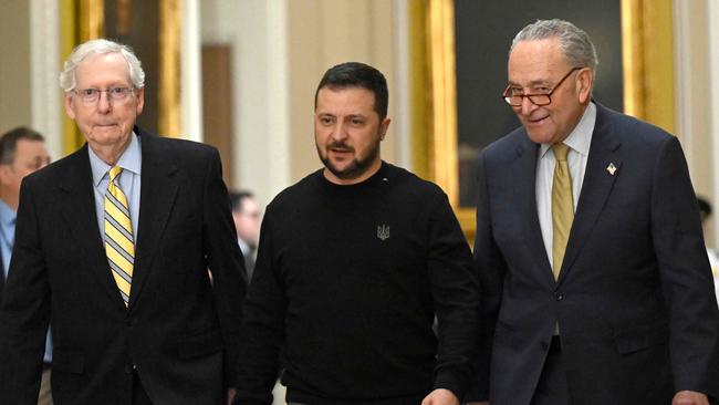 Ukrainian President Volodymyr Zelensky (C), accompanied by US Senate Majority Leader Chuck Schumer (R) and Minority Leader Mitch McConnell (L).