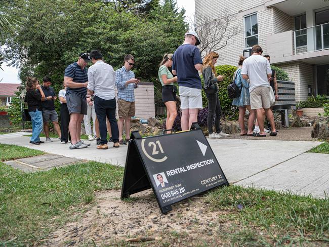 SYDNEY, AUSTRALIA - NewsWire Photos, FEBRUARY 03, 2024 : A crowd is queuing up for an open inspection of a rental property located in Bondi. Picture: NCA NewsWire / Flavio Brancaleone