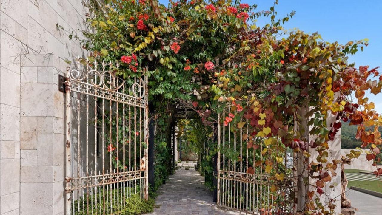 There’s a main residence and guesthouse with scenic surrounds