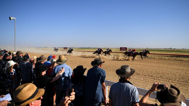 Crowds watch the Birdsville races in 2019. (AAP Image/Dan Peled).