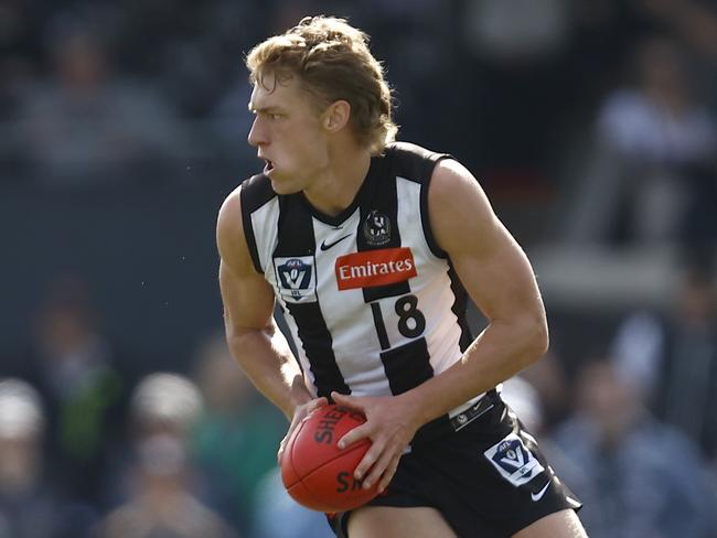 MELBOURNE, AUSTRALIA - AUGUST 28: Finlay Macrae of Collingwood runs with the ball during the VFL Elimination Final match between the Collingwood Magpies and the Carlton Blues at Victoria Park on August 28, 2022 in Melbourne, Australia. (Photo by Darrian Traynor/AFL Photos/via Getty Images)