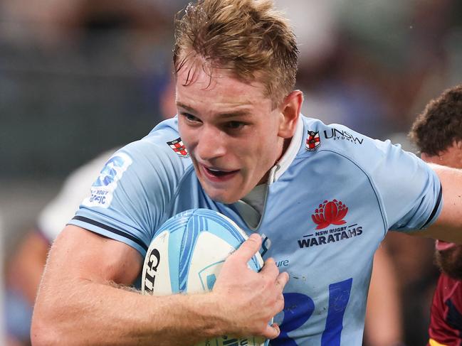 Waratahsâ Max Jorgensen averts a tackle by the Highlanders' Jacob Ratumaitavuki-Kneepkens during the Super Rugby match between the NSW Waratahs and the Highlanders in Sydney on March 8, 2024. (Photo by Saeed KHAN / AFP) / -- IMAGE RESTRICTED TO EDITORIAL USE - STRICTLY NO COMMERCIAL USE --