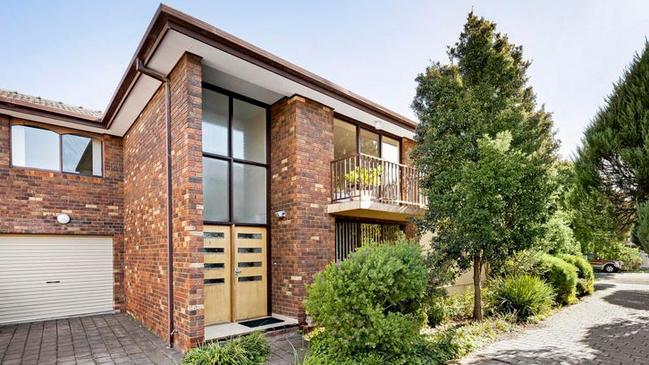 2/105 St Leonards Rd, Ascot Vale, sold six-figures above expectations.