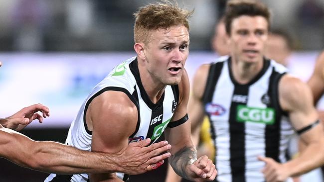 BRISBANE, AUSTRALIA - SEPTEMBER 04: Jaidyn Stephenson of the Magpies handballs whilst being tackled by Brandon Starcevich of the Lions during the round 15 AFL match between the Brisbane Lions and the Collingwood Magpies at The Gabba on September 04, 2020 in Brisbane, Australia. (Photo by Bradley Kanaris/Getty Images)