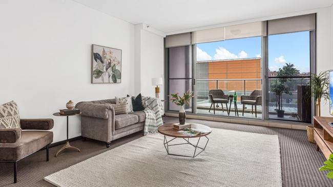 This inner Sydney unit recently sold for less than the 2015 price.