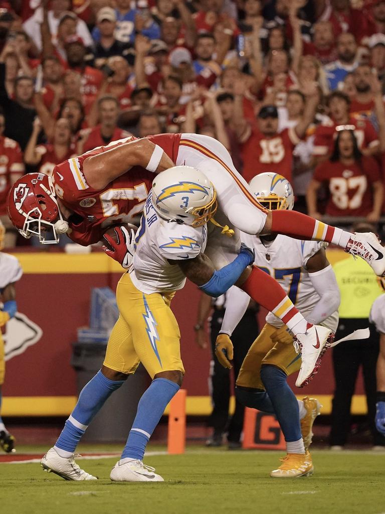 Kelce's winning TD for Chiefs sinks Chargers - Taipei Times