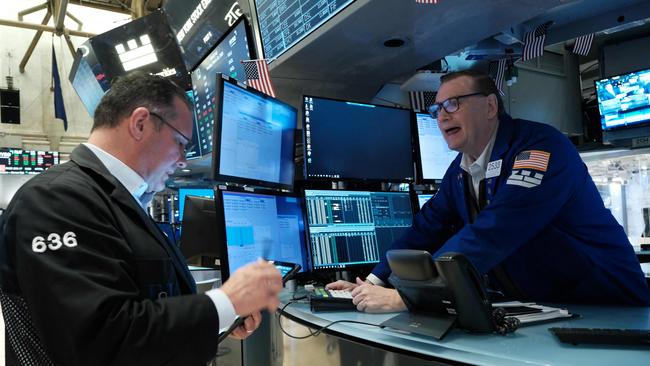 NEW YORK, NEW YORK - MARCH 28: Traders work on the floor of the New York Stock Exchange (NYSE) on March 28, 2023 in New York City. Stocks were down slightly in morning trading as a congressional hearing on the collapse of Silicon Valley Bank (SVB) and Signature Bank begins in Washington.   Spencer Platt/Getty Images/AFP (Photo by SPENCER PLATT / GETTY IMAGES NORTH AMERICA / Getty Images via AFP)