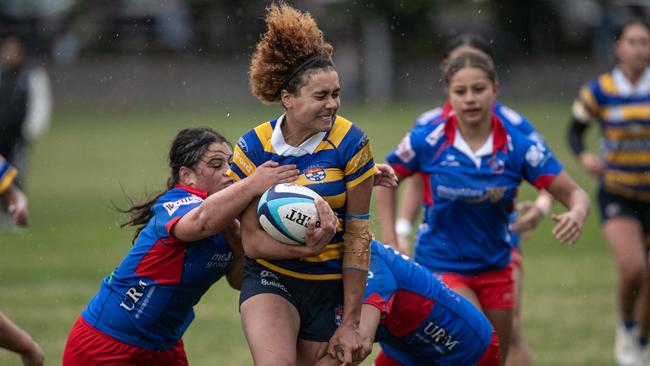 Uni’s Diana Varuna scores a try in the U18s.