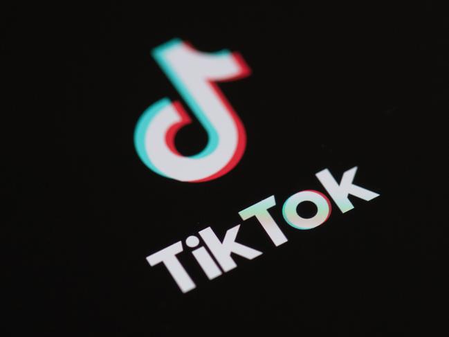 (FILES) This file illustration photo taken on May 27, 2020 This illustration picture shows the logo of the social network  application Tik Tok on the screen of a phone. - US President Donald Trump said on July 31, 2020 that he planned to bar the the fast-growing Chinese-owned social media app TikTok from operating in the United States. (Photo by Martin BUREAU / AFP)