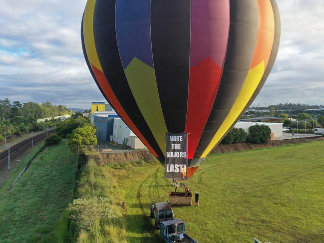 The hot air balloon which appeared near the M1 on Tuesday morning. Picture: Supplied.