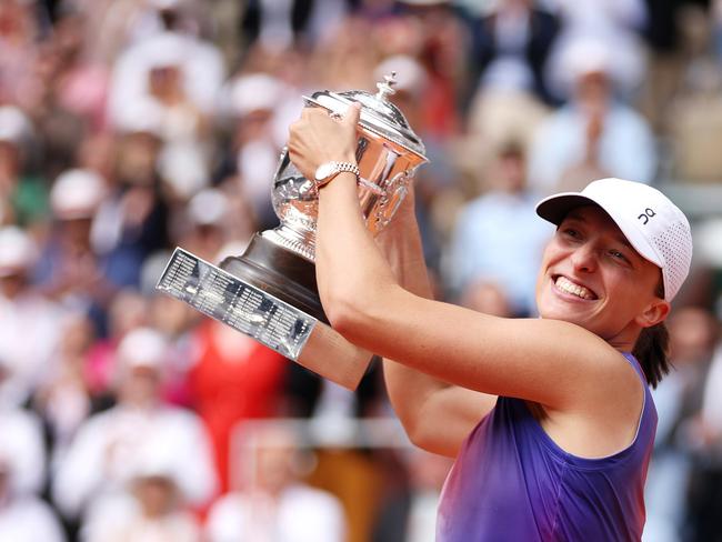 PARIS, FRANCE - JUNE 08:  Iga Swiatek of Poland celebrates with her winners trophy after victory against Jasmine Paolini of Italy during the Women's Singles Final match on Day 14 of the 2024 French Open at Roland Garros on June 08, 2024 in Paris, France. (Photo by Clive Brunskill/Getty Images)