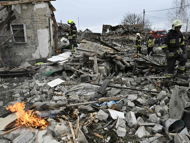 TOPSHOT - Rescuers clear debris of homes destroyed by a missile attack in the outskirts of Kyiv, on December 29, 2022, following a Russian missile strike on Ukraine. - Russian missile strikes battered Ukraine including in major cities like Kyiv, Kharkiv and Lviv on December 29, leaving at least five people injured and cutting electricity in the west. (Photo by Genya SAVILOV / AFP)